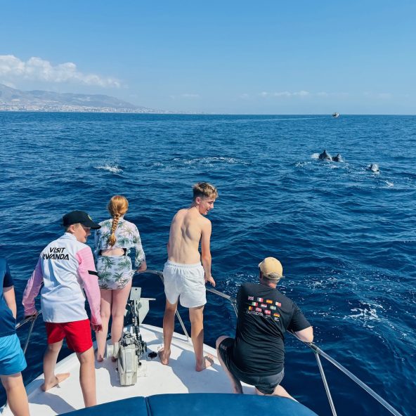 Familia Avistando Delfines