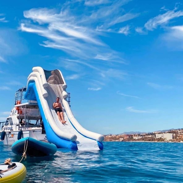 Toboganes XXL 16 Alquiler de Barco con Tobogán y Actividades Acuáticas