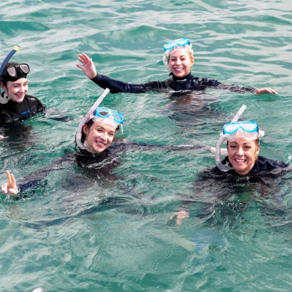 Amigas haciendo snorkel en Benalmadena, Malaga