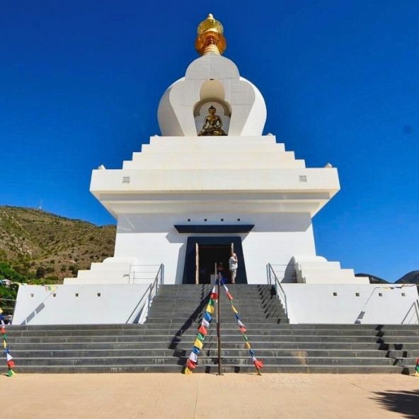 Estupa de la Iluminación de Benalmádena Frente