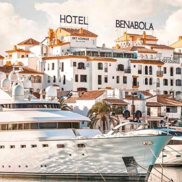 Hotel y Super Yates Puerto Banus