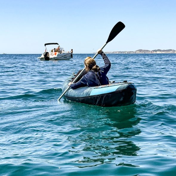 Pareja Disfrutando del Kayak en Málaga Pareja Disfrutando del Kayak en Málaga