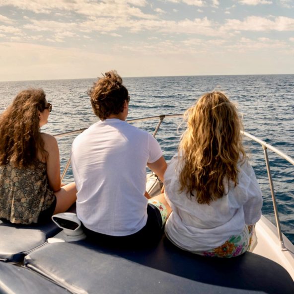 Lu Sea Tour 13 grupo de amigos proa del barco en Malaga